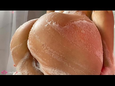 ❤️ Brunette masturboi pillua vibraattorilla intensiiviseen orgasmiin suihkussa ☑ Porno at us ﹏