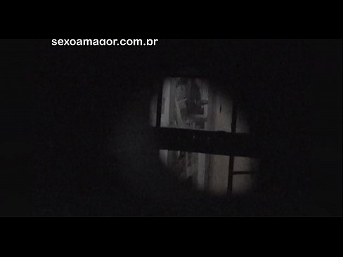 ❤️ Blondi saa salaa videokuvaa naapuruston tirkistelijältä piilossa onttojen tiilien takana ☑ Porno at us ﹏