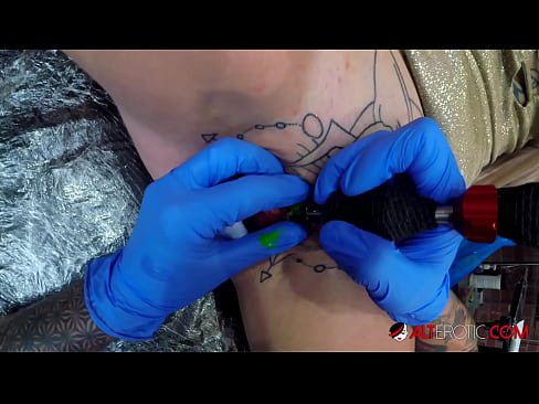 ❤️ Äärimmäisen tatuoitu hottie Sully Savage sai tatuoinnin klitorikseen ☑ Porno at us ﹏