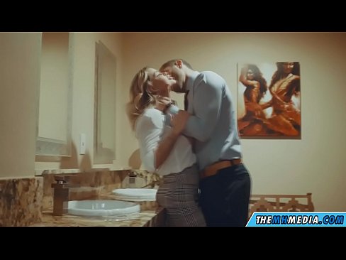 ❤️ Kun povekas blondi viettelee sinut julkisessa vessassa ☑ Porno at us ﹏